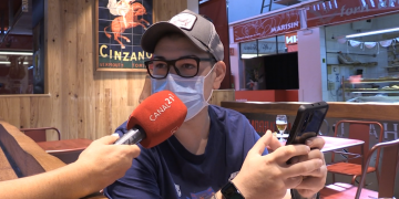 Així han rebut els clients del mercat de Tortosa l’adéu de Messi del Barça