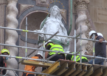 L’escultura de la Cinta ja contempla Tortosa des de la façana principal de la catedral