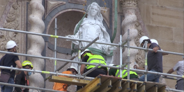 L’escultura de la Cinta ja contempla Tortosa des de la façana principal de la catedral