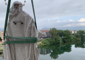 [#VÍDEO] Així va ser l’ascensió de l’escultura de la Cinta a la façana de la catedral