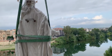 [#VÍDEO] Així va ser l’ascensió de l’escultura de la Cinta a la façana de la catedral