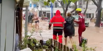 Els Bombers assisteixen amb un helicòpter els clients del càmping Alfacs