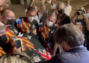 El #vídeo en què membres de Morràpita saluden i aplaudeixen Puigdemont a l’Alguer