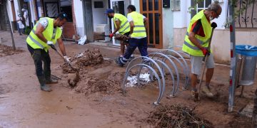 Uns 150 voluntaris netegen fang dels carrers i habitatges afectats pels aiguats a Alcanar