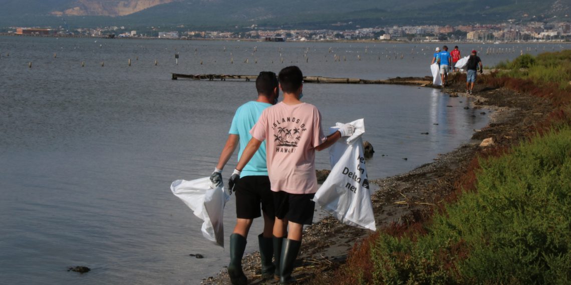 Vuitanta voluntaris recullen més de 460 quilos de residus a la badia dels Alfacs