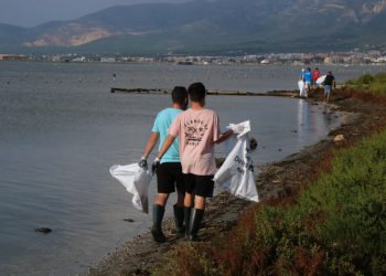 Vuitanta voluntaris recullen més de 460 quilos de residus a la badia dels Alfacs