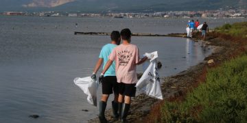 Vuitanta voluntaris recullen més de 460 quilos de residus a la badia dels Alfacs