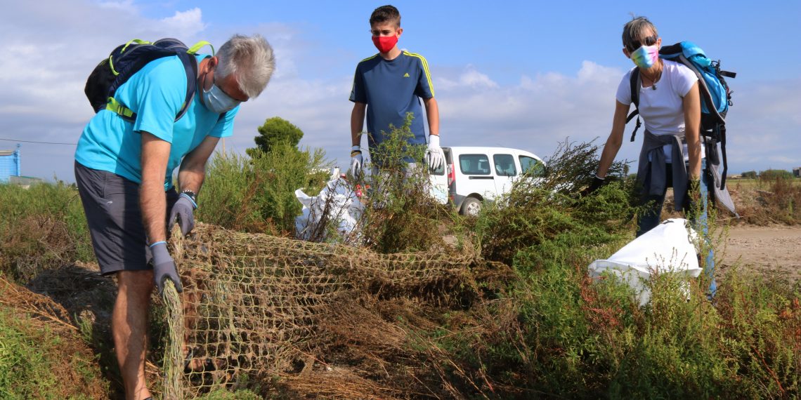 Vuitanta voluntaris recullen més de 460 quilos de residus a la badia dels Alfacs