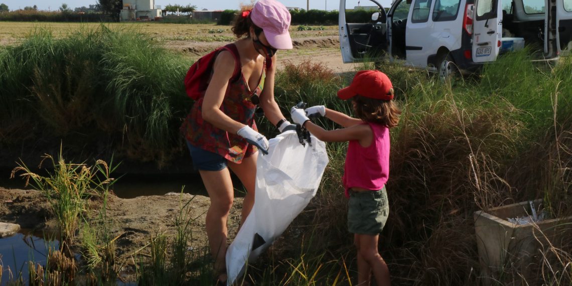 Vuitanta voluntaris recullen més de 460 quilos de residus a la badia dels Alfacs