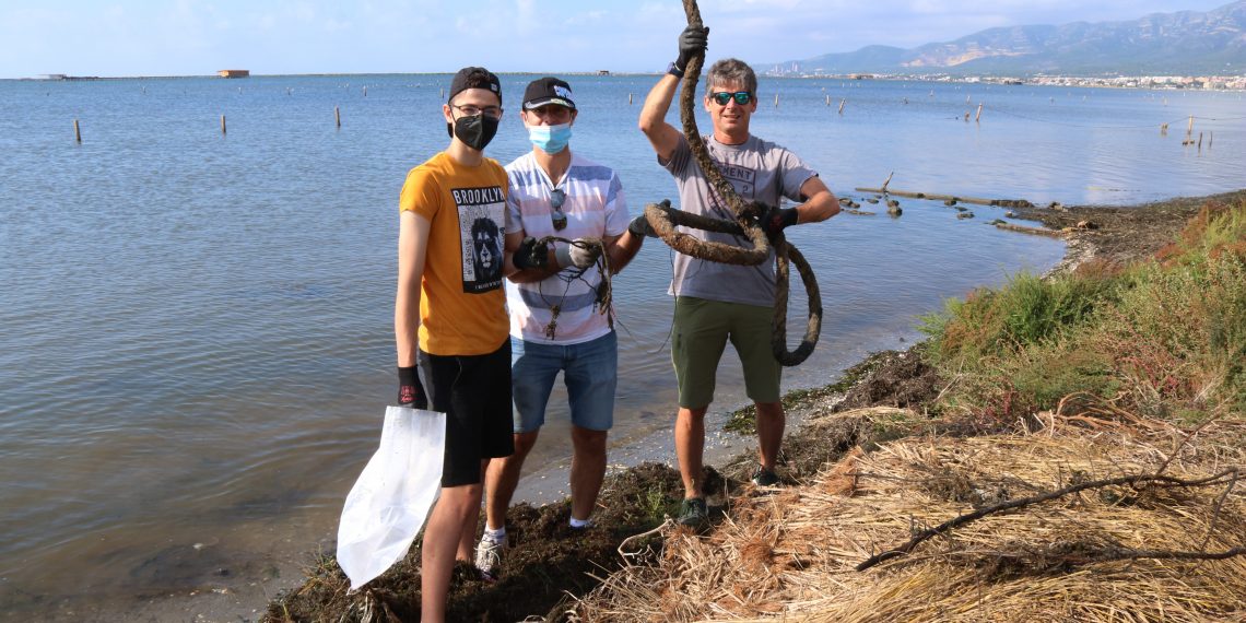 Vuitanta voluntaris recullen més de 460 quilos de residus a la badia dels Alfacs