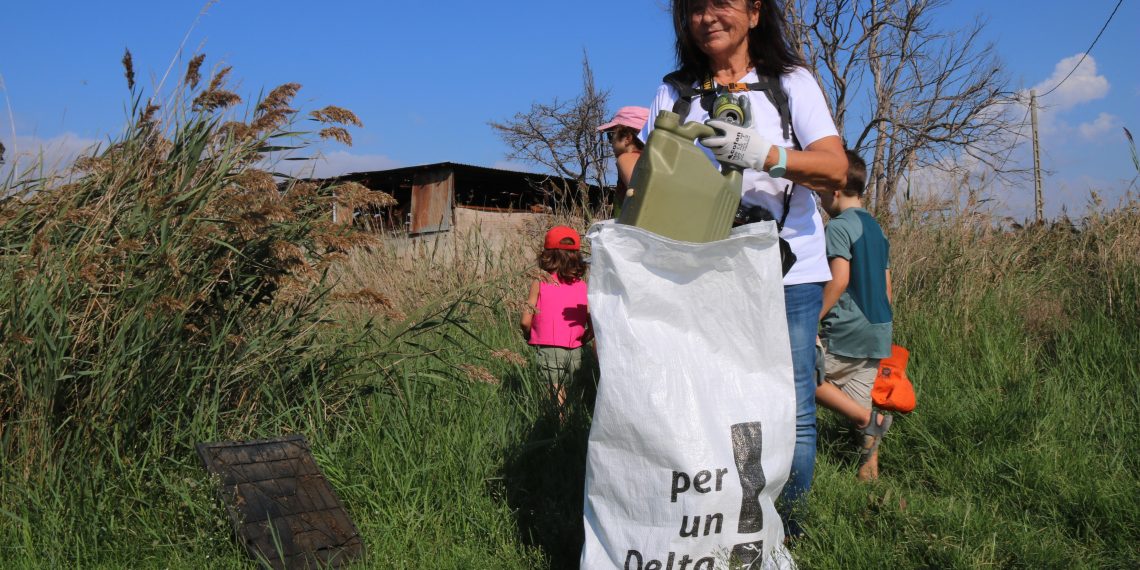 Vuitanta voluntaris recullen més de 460 quilos de residus a la badia dels Alfacs