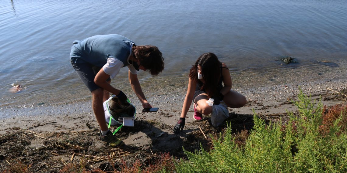 Vuitanta voluntaris recullen més de 460 quilos de residus a la badia dels Alfacs