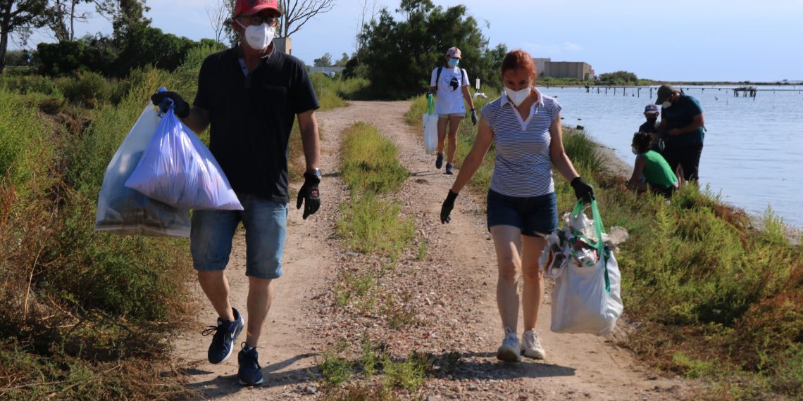 Vuitanta voluntaris recullen més de 460 quilos de residus a la badia dels Alfacs