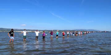 Centenars de persones fan una cadena humana a la badia del Fangar per denunciar la regressió del Delta