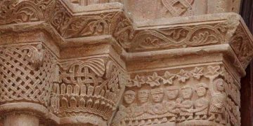 L’església i la portalada de l’Església Romànica de l’Assumpció de Gandesa