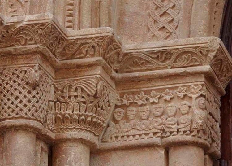 L’església i la portalada de l’Església Romànica de l’Assumpció de Gandesa