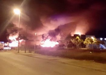 Espectacular incendi en una nau industrial del polígon de Tosses d’Amposta