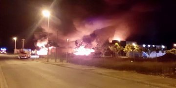 Espectacular incendi en una nau industrial del polígon de Tosses d’Amposta