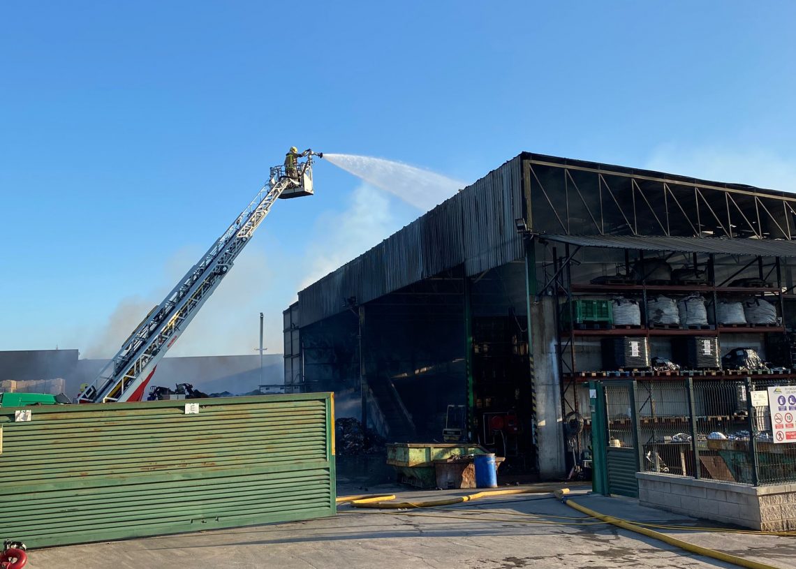 Els Bombers encara treballen en l’incendi d’una planta de reciclatge d’Amposta