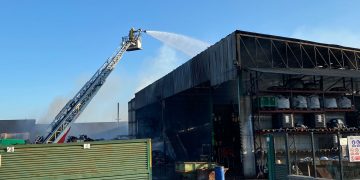 Els Bombers encara treballen en l’incendi d’una planta de reciclatge d’Amposta