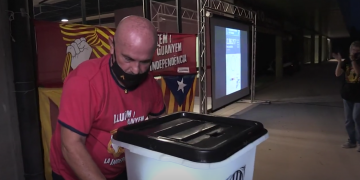 Així va ser l’acte del pavelló de Roquetes per commemorar els quatre anys de l’1-O