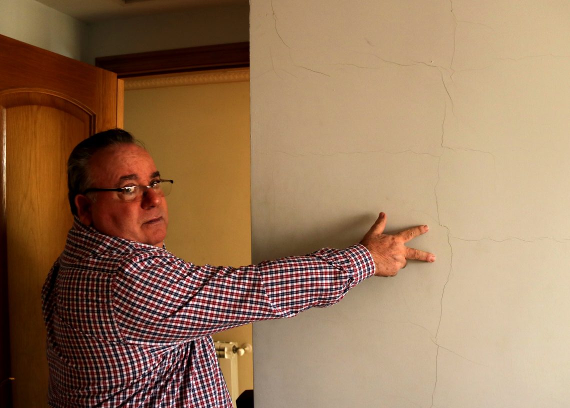 Escletxes als murs, manises caigudes i llits movent-se: el relat dels afectats pels terratrèmols al judici del Castor