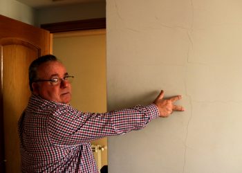 Escletxes als murs, manises caigudes i llits movent-se: el relat dels afectats pels terratrèmols al judici del Castor