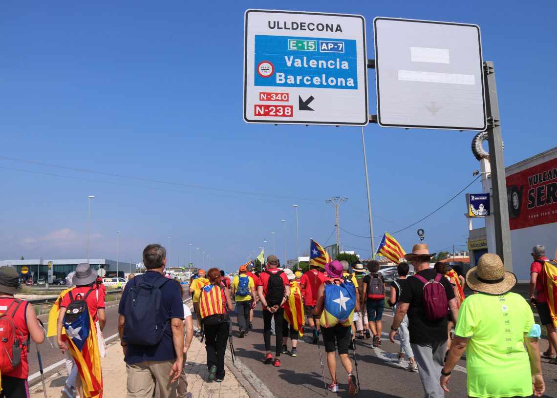 Unes 500 persones marxen de Vinaròs a la Ràpita per reivindicar el llegat de l’1-O