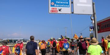 Unes 500 persones marxen de Vinaròs a la Ràpita per reivindicar el llegat de l’1-O