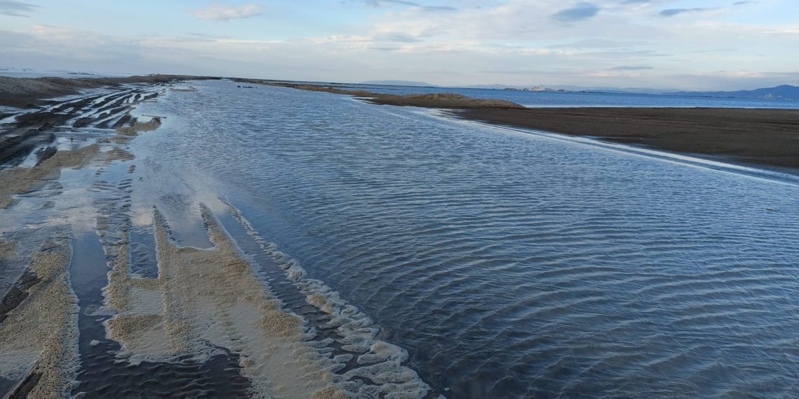 El temporal Blai inunda la barra del Trabucador i deixa aïllades les salines