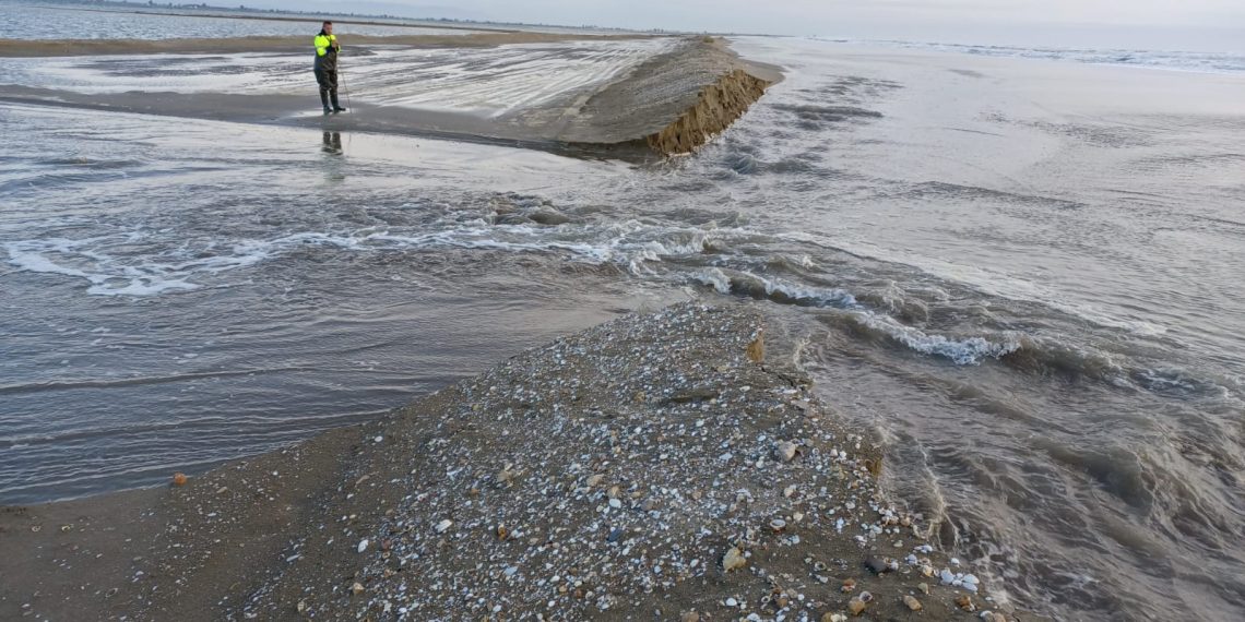 El temporal Blai inunda la barra del Trabucador i deixa aïllades les salines
