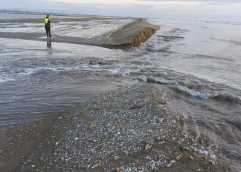 El temporal Blai inunda la barra del Trabucador i deixa aïllades les salines