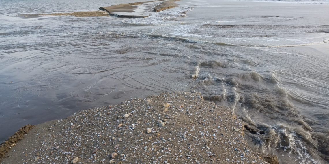 El temporal Blai inunda la barra del Trabucador i deixa aïllades les salines