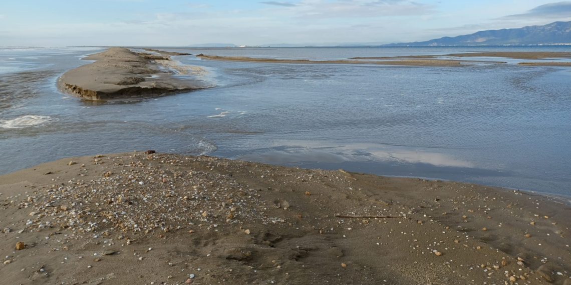 El temporal Blai inunda la barra del Trabucador i deixa aïllades les salines