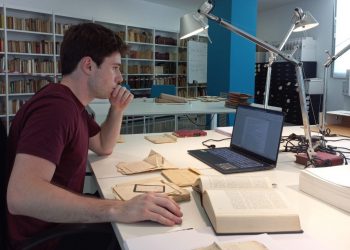 Amposta enllesteix els treballs d’inventari del fons de l’escriptor Sebastià Juan Arbó