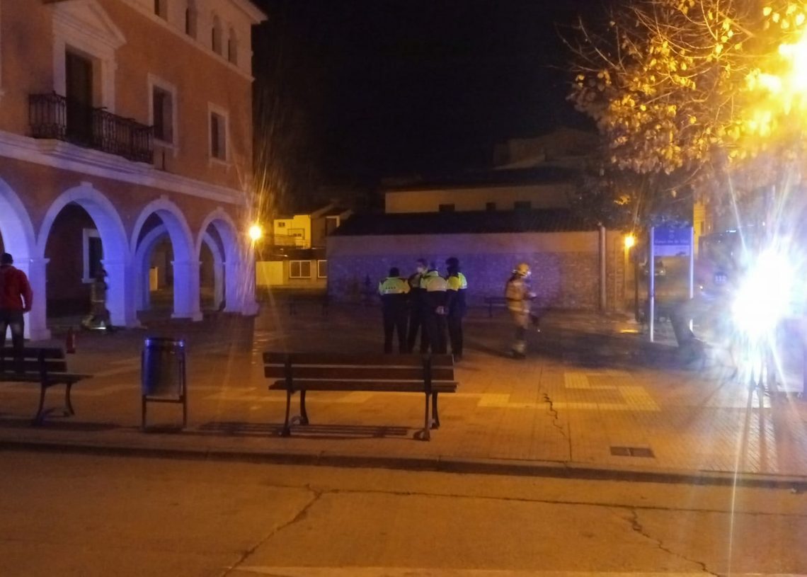 Investiguen un incendi intencionat que ha afectat la porta de l’Ajuntament del Pinell