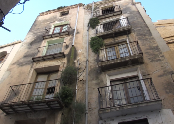 Tortosa talla el trànsit al carrer Montcada per l’enderroc controlat de tres immobles
