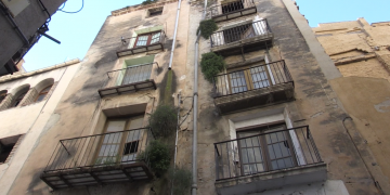 Tortosa talla el trànsit al carrer Montcada per l’enderroc controlat de tres immobles