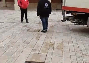 #VÍDEO – Un camió trenca la nova font de la plaça de l’Ajuntament de Tortosa