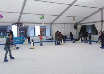 Tortosa trasllada la pista de gel al passeig central del parc Teodor González