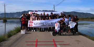 Una trentena de vehicles participen a la marxa lenta de la Carretera de la Vergonya