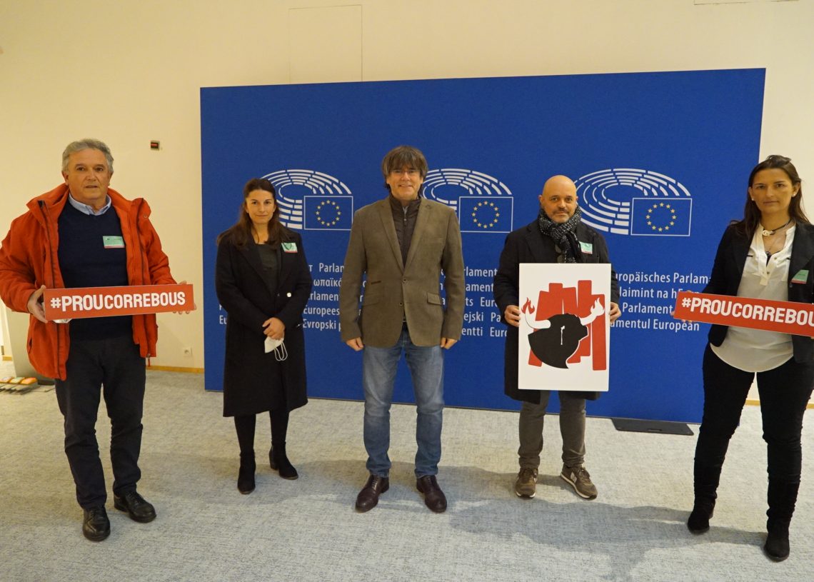 Prou Correbous es reuneix amb Carles Puigdemont per aconseguir la prohibició