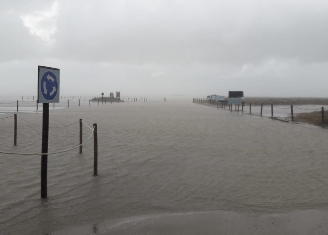 El Trabucador perd sorra pel temporal, però resisteix sense danys estructurals