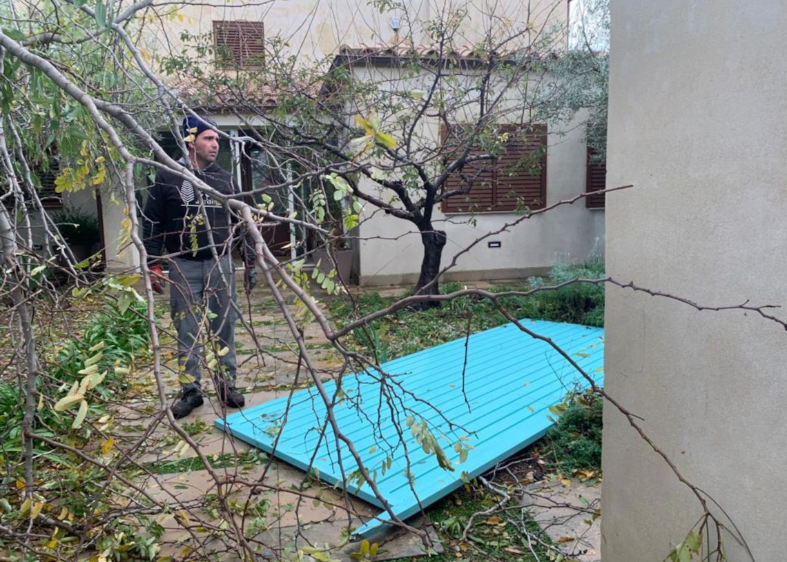 Un possible tornado provoca danys i arrenca arbres de grans dimensions a l’Ametlla de Mar