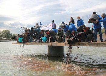 Aboquen més de 200 quilos de sorra a l’Ebre per exigir la baixada de sediments