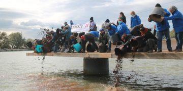 Aboquen més de 200 quilos de sorra a l’Ebre per exigir la baixada de sediments