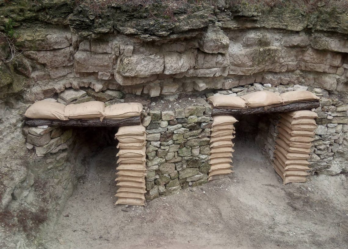 El Comebe rehabilita l’entrada del refugi de les Devees, a les trinxeres de la Fatarella