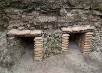 El Comebe rehabilita l’entrada del refugi de les Devees, a les trinxeres de la Fatarella