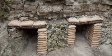 El Comebe rehabilita l’entrada del refugi de les Devees, a les trinxeres de la Fatarella