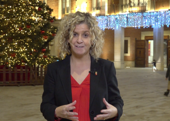 El missatge de Cap d’Any de Meritxell Roigé i la conversa amb un grup de xiquetes